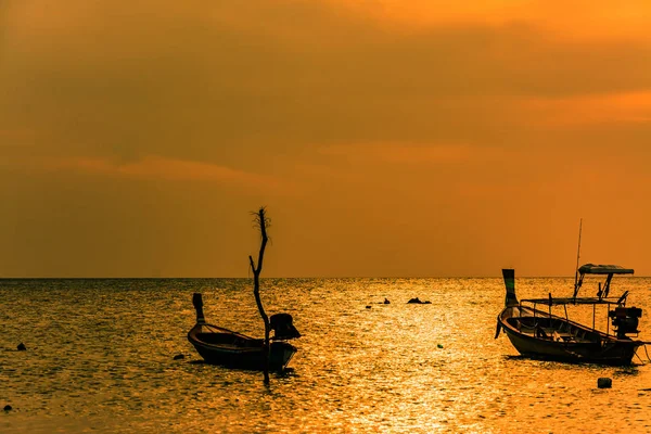 Paisaje de puesta de sol con pequeños barcos de pesca en Tailandia — Foto de Stock