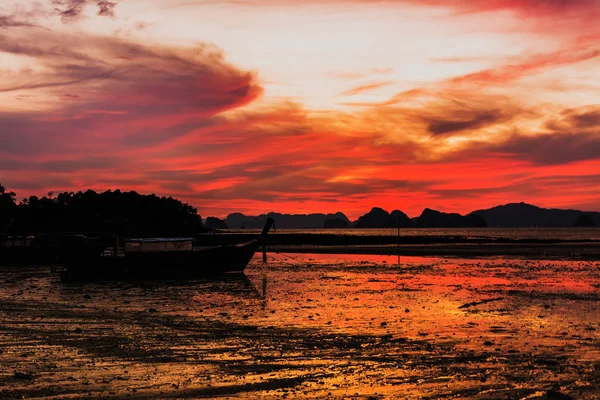 Landschap van zonsondergang met kleine vissersboten in Thailand — Stockfoto