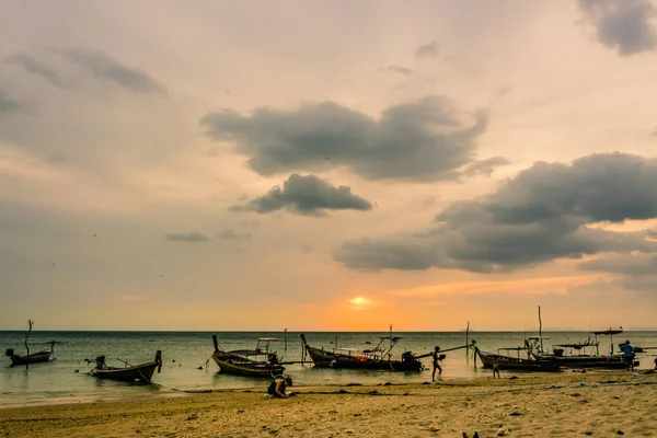 Krajobraz, zachód słońca z małych łodzi rybackich w Tajlandii — Zdjęcie stockowe