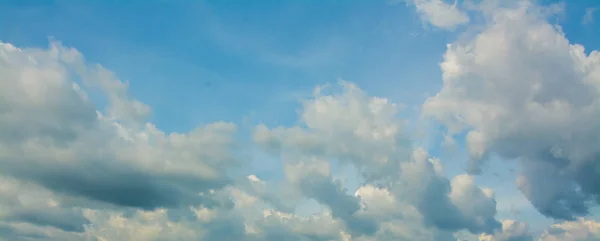 Nuages dans le ciel bleu — Photo