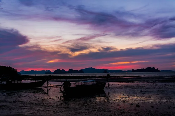 Landschap van zonsondergang met kleine vissersboten in Thailand — Stockfoto