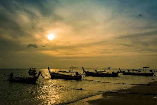 Краєвид захід сонця з малих риболовних суден в Таїланді — стокове фото