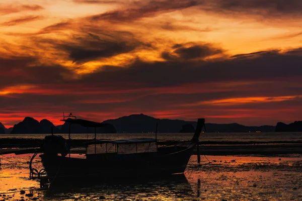 Landschap Van Zonsondergang Met Kleine Vissersboten Thailand — Stockfoto