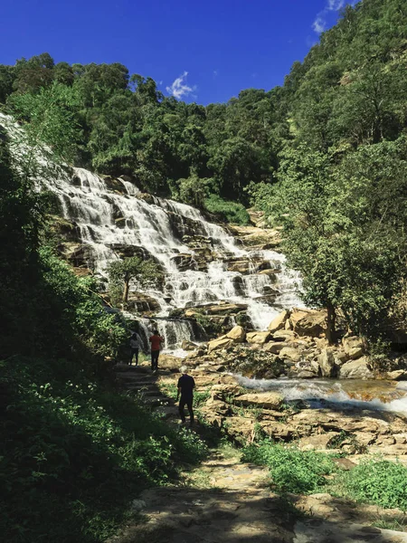 Otoño en cascada. Una gran cascada hermosa, Mea ya waterfal — Foto de Stock