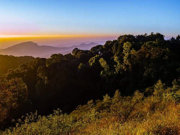 Paisaje de Montaña con bosque y puesta de sol en Crepúsculo tiempo — Foto de Stock