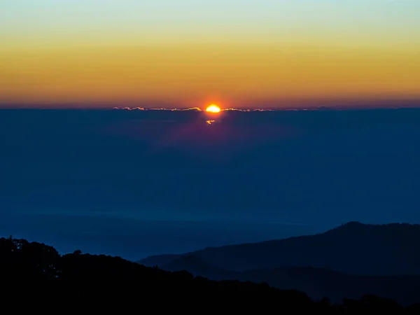 Berglandschaft mit Sonnenuntergang in der Dämmerung — Stockfoto