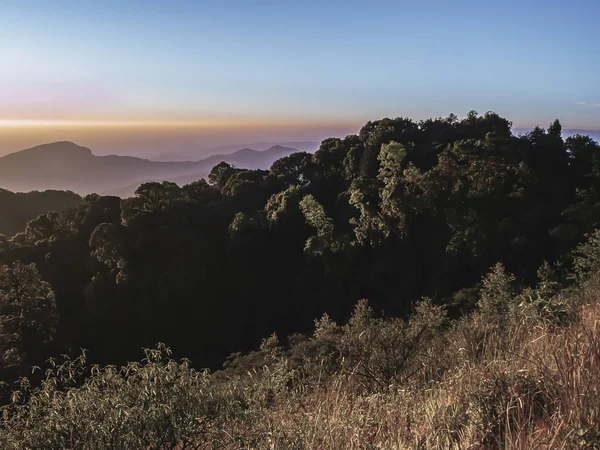 Paisaje de Montaña con bosque y puesta de sol en Crepúsculo tiempo — Foto de Stock