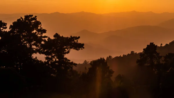 Ландшафт гір і заходу сонця, Тхуланд — стокове фото