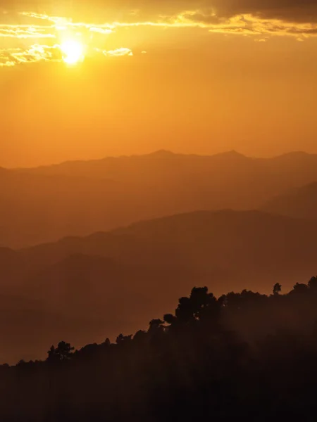 Paisaje de montañas y puesta de sol, Thsiland — Foto de Stock