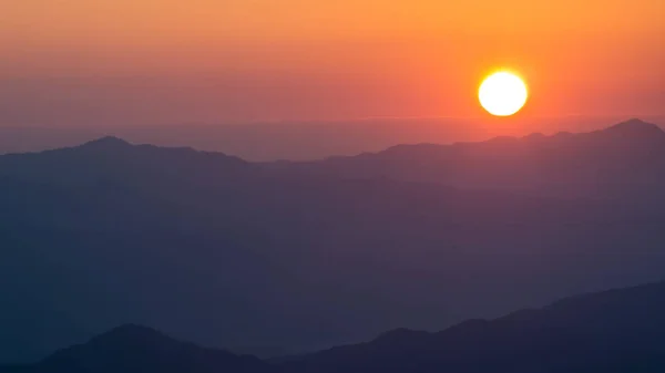 Landschaft von Bergen und Sonnenuntergang, Thsiland — Stockfoto