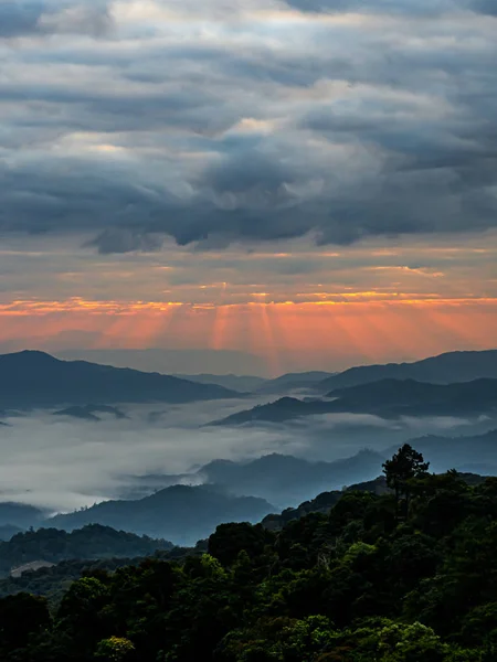 Krajobraz górski z kolorowym, żywym zachodem słońca na zachmurzonym niebie — Zdjęcie stockowe