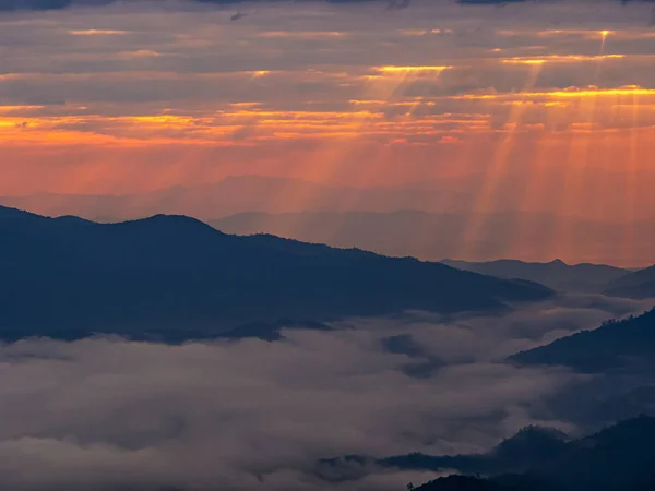 Гірський пейзаж з барвистим яскравим заходом сонця на хмарному небі — стокове фото