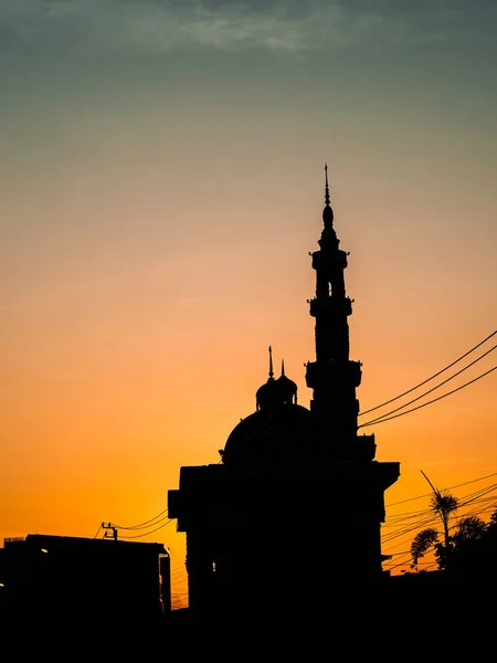 Силуэт мечети утром — стоковое фото