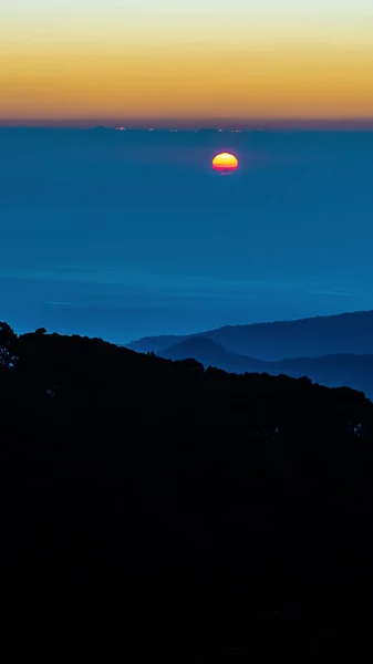 Paisaje de Montaña con bosque y puesta de sol en Crepúsculo tiempo — Foto de Stock