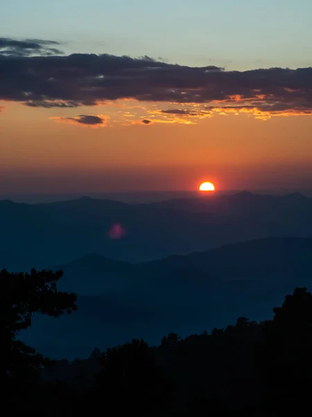 Paisaje de montañas y puesta de sol, Thsiland — Foto de Stock