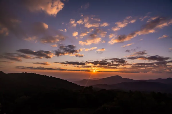 Východ slunce s výhledem na Národní park Doi Inthanon v Chiang M — Stock fotografie