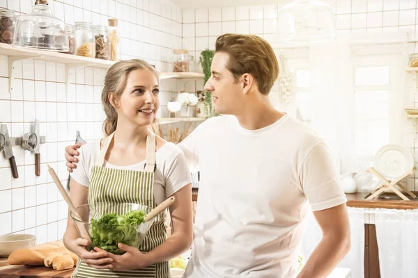 Pareja joven posando en su cocina — Foto de Stock