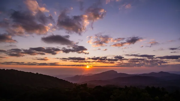 Восход солнца с точки зрения национального парка Дой Интанон, в Чианг М. — стоковое фото