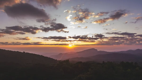 Lever du soleil en point de vue du parc national Doi Inthanon, à Chiang M — Photo