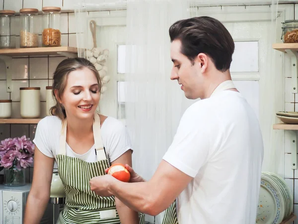Un hombre pelando fruta y mujer está buscando, amante del concepto, coupl — Foto de Stock