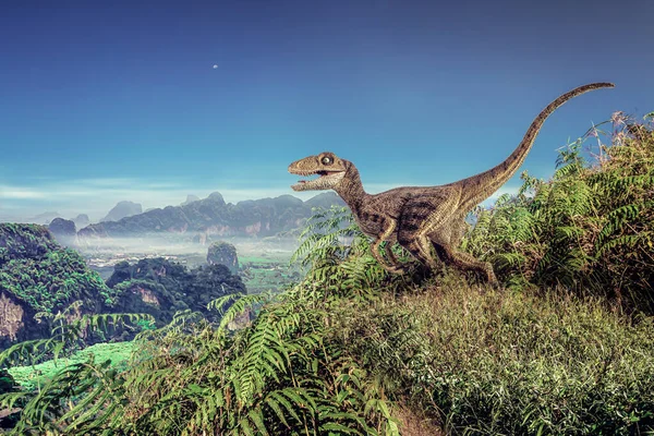 Dinosauro Velociraptor Sulla Montagna — Foto Stock