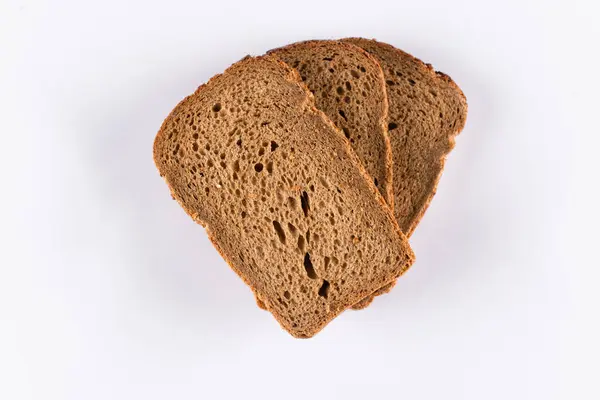 Smaczne plasterki brązowego chleba na białym tle — Zdjęcie stockowe