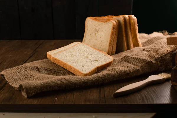 テーブルクロスとブラシの上の白いパン — ストック写真