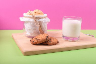 Bisküvi ve tarçınlı bir fincan süt.