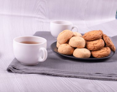 İki fincan şekerli siyah çay.