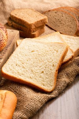 Mutfak tahtasında siyah beyaz ekmek dilimleri