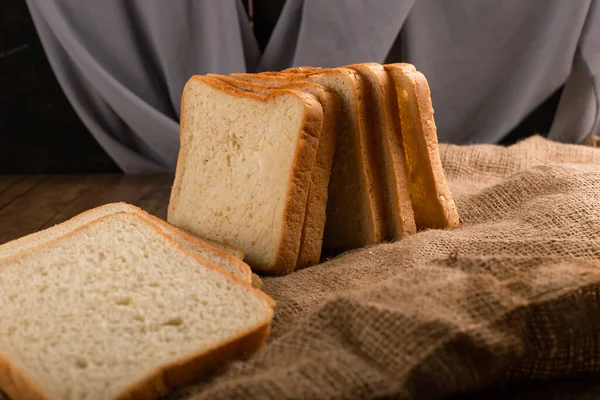 Шматочки білого хліба на дерев'яному столі — стокове фото