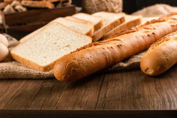 Rebanadas de pan con baguette en la mesa —  Fotos de Stock