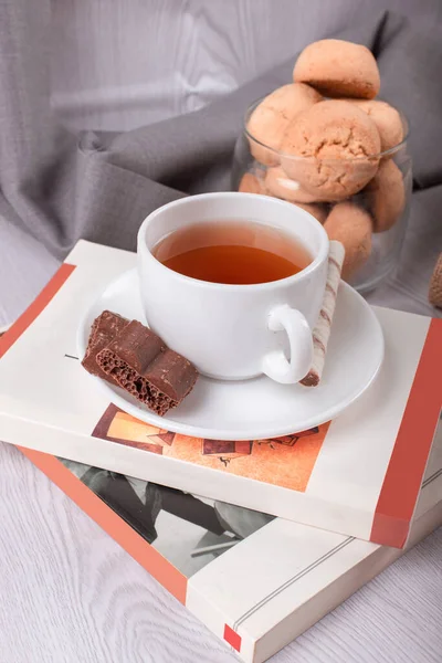 甘いお菓子やお茶とチョコレートをテーブルの上に置いて — ストック写真