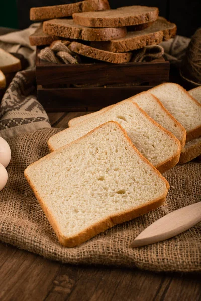 Fatias de pão branco e pão integral em caixa — Fotografia de Stock