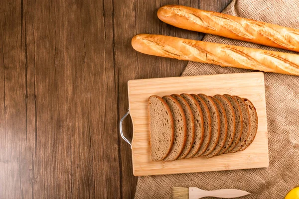 パンとフランスのバゲットのスライス — ストック写真
