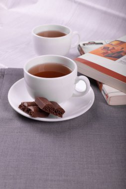 Hafif arkaplanlı çay ve bisküvi.