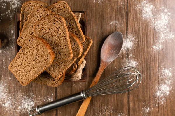 Fatias de pão integral com colher de madeira — Fotografia de Stock