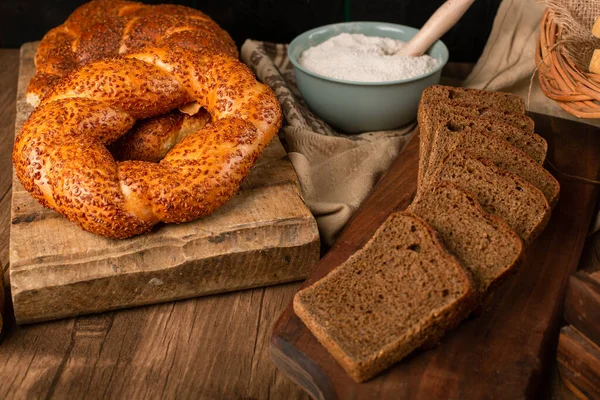 Bagels turcos sabrosos con rebanadas de pan marrón —  Fotos de Stock