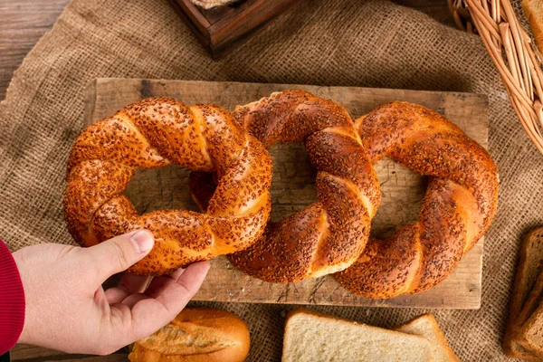 Hombre tomando sabroso bagel de la tabla de la cocina —  Fotos de Stock