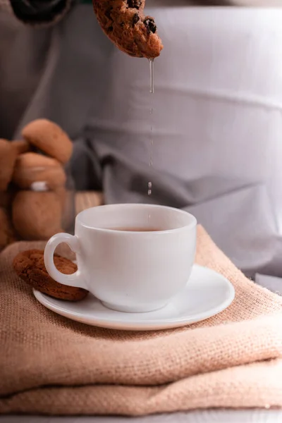 Чашка чая и сладкие закуски на столе — стоковое фото