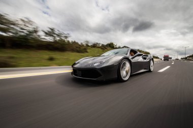 Gri spor model Cabriolet otoyolda