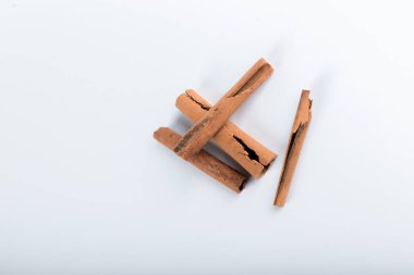 Vietnam tarçınları beyaza izole edilmiş.