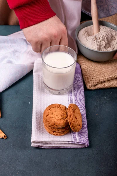 Copa de leche con galletas de canela y harina — Foto de Stock