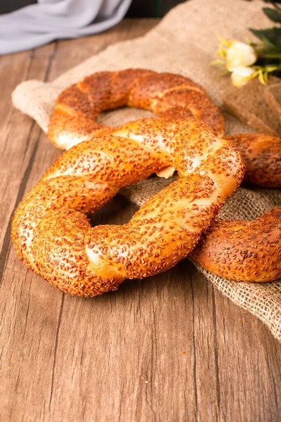 Bagels et tranches de pain dans le panier et sur la nappe — Photo