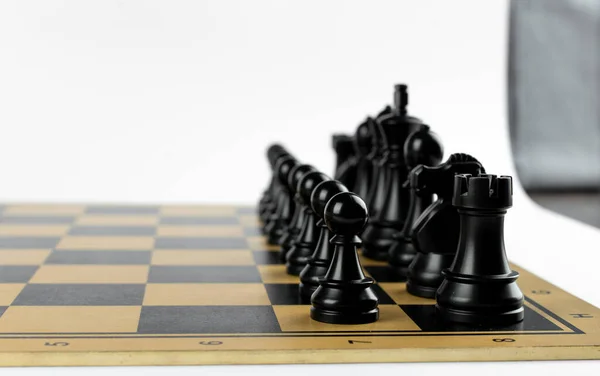 Figuras negras en el tablero de ajedrez —  Fotos de Stock