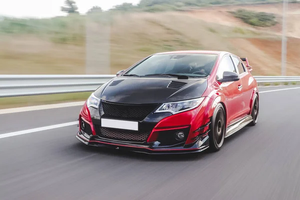 Siyah otomatik kırmızı spor sedan.