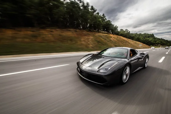 Gümüş spor model Cabriolet otoyolda