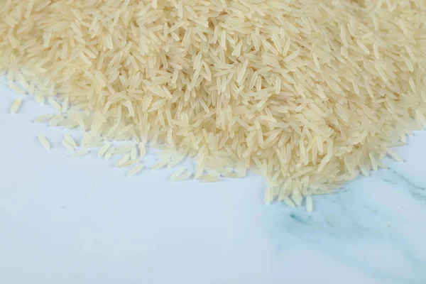 Mavi mermer üzerinde Asya pirinci — Stok fotoğraf