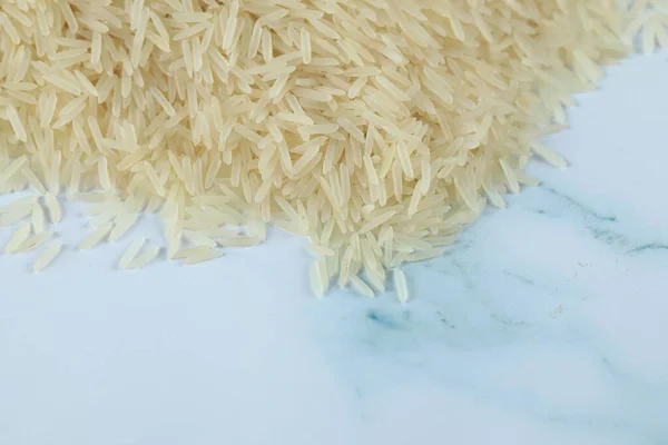 Сухое и свежее азиатское рисовое сырье над синим мрамором — стоковое фото