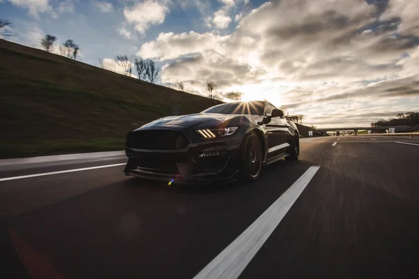 Auto sportiva di marca di lusso sulla strada durante il giorno — Foto Stock